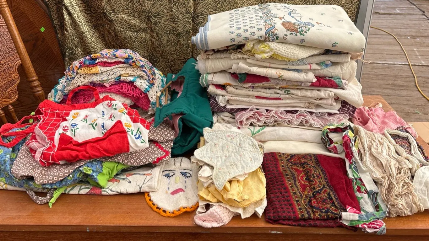 Cloths, Doilies, Aprons, Sheets and Scarves