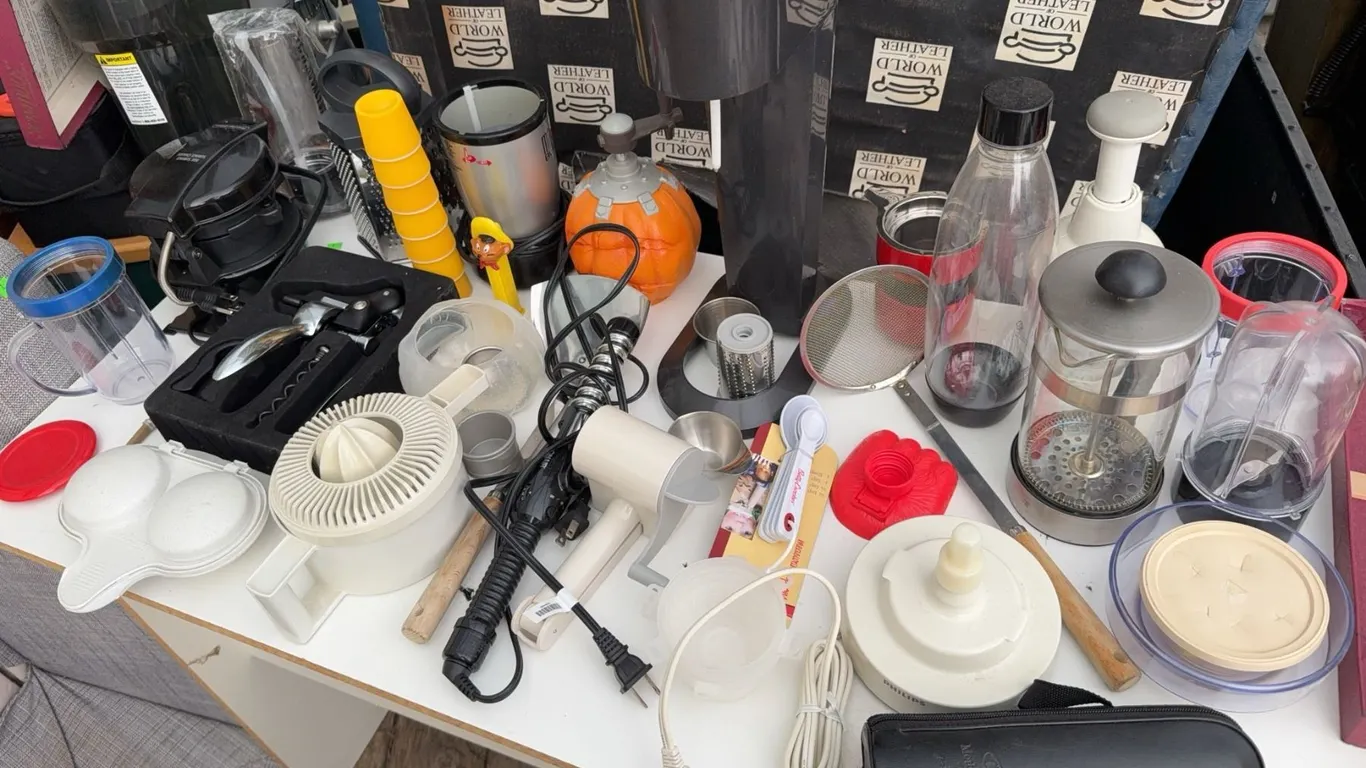 Kitchen Appliance and Gadget Lot Including Magic Bullet, SodaStream, Proctor Silex, Pampered Chef