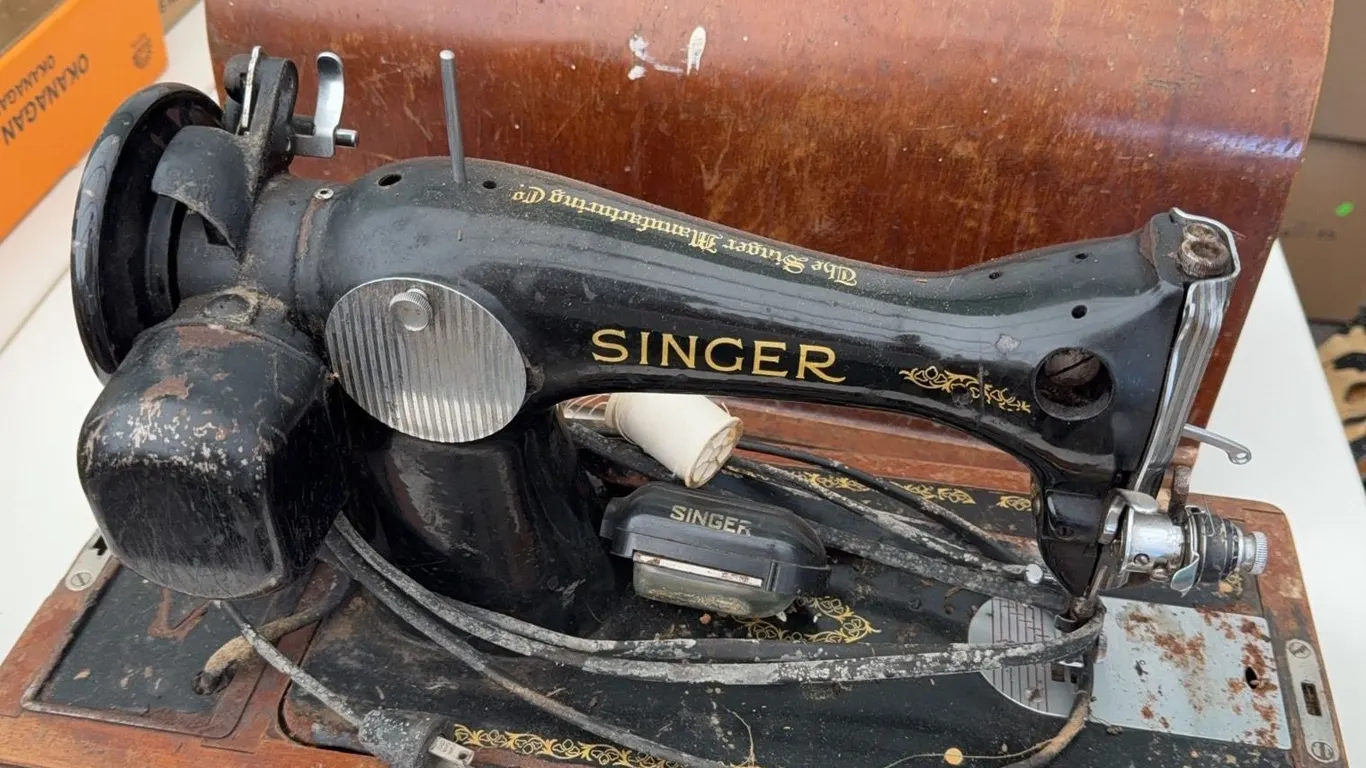 Singer Portable Electric Sewing Machine with Wooden Cover