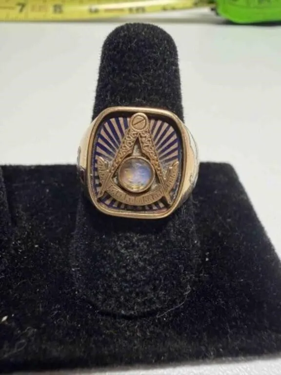 Vintage 14K master mason ring w/ the square and