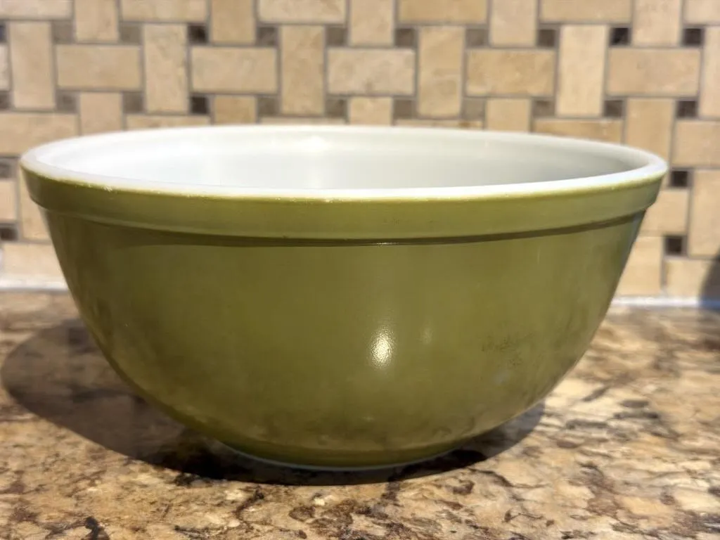 Pyrex Verde Mixing Bowl 9” x 4”
