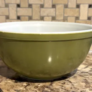 Pyrex Verde Mixing Bowl 9” x 4”