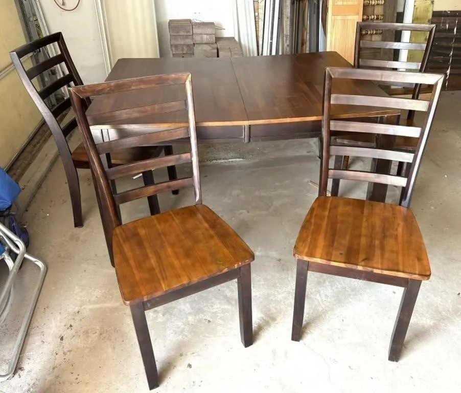 Dining Table & (4) Chairs 42"x54"x31"
