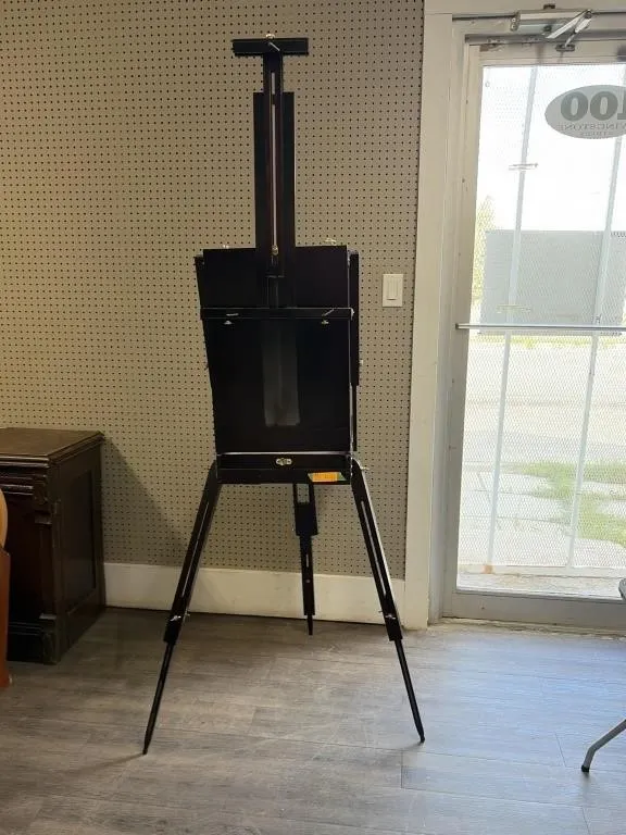 French-style field box easel