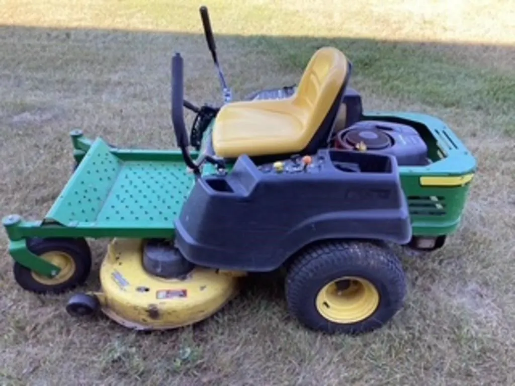 2010 John Deere Z225 Zero turn mower.