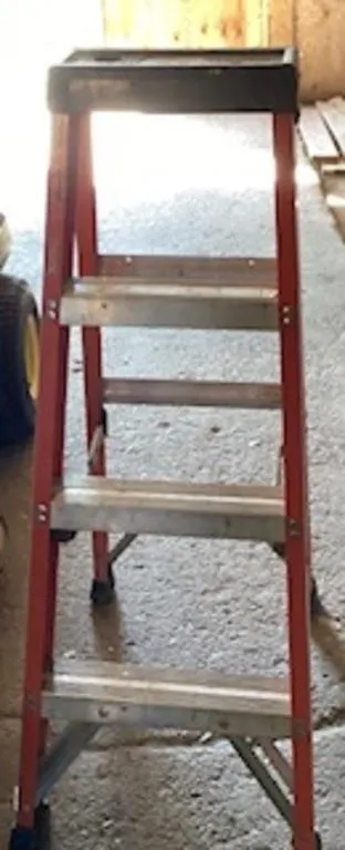 Approx 6 ft aluminum step ladder