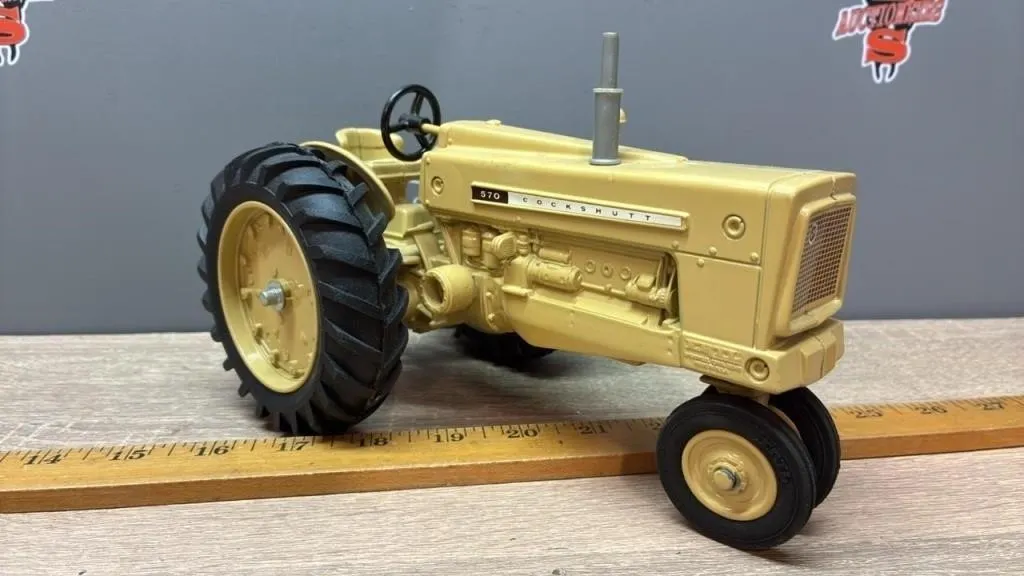 1:16 ERTL Cockshutt 570 NF Tractor.