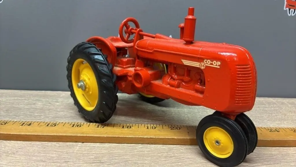 1:16 Scale Models Co-op E4 NF Tractor.