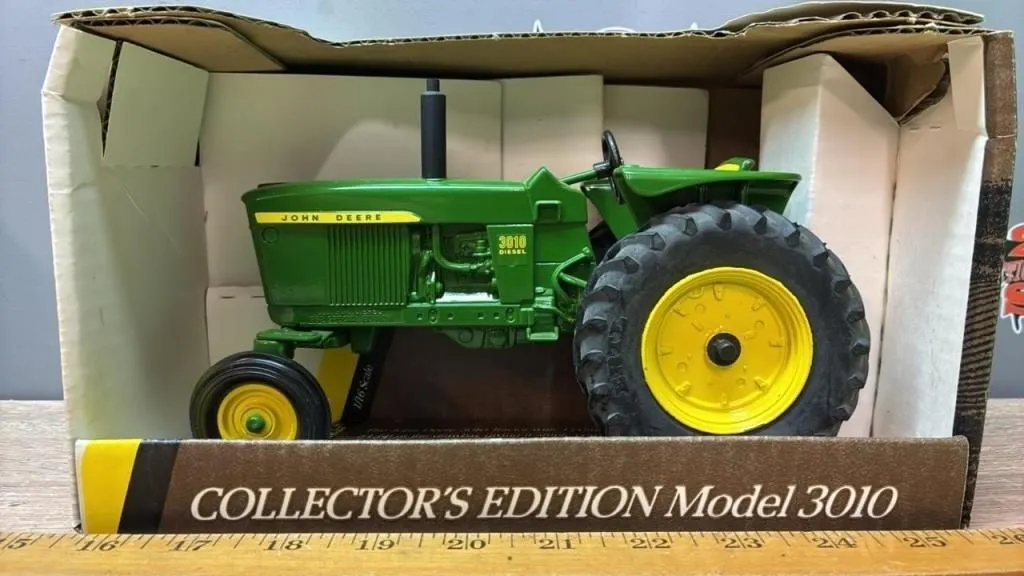 1:16 ERTL John Deere 1960 3010 Tractor.