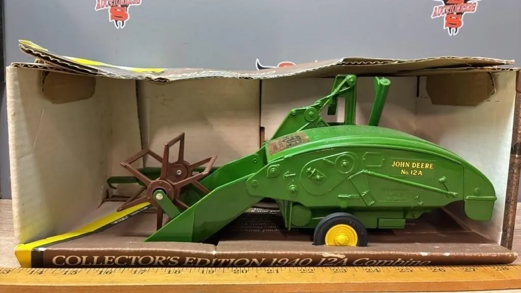1:16 ERTL John Deere 1940 12A Combine.