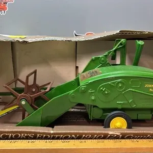 1:16 ERTL John Deere 1940 12A Combine.