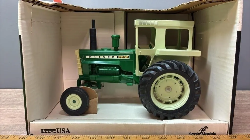 1:16 Scale Models Oliver 2255 Tractor.