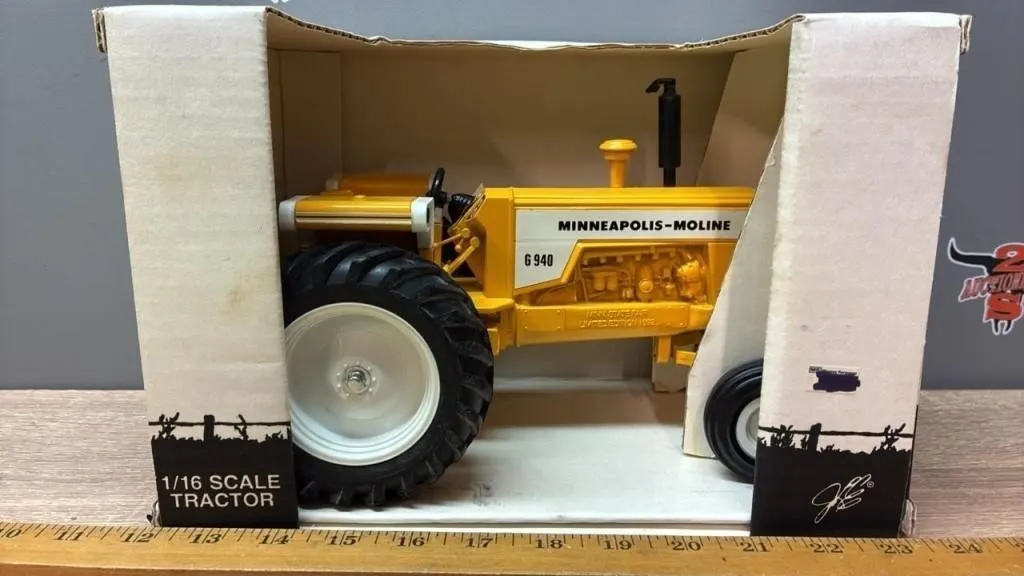 1:16 Scale Models Minneapolis Moline G940