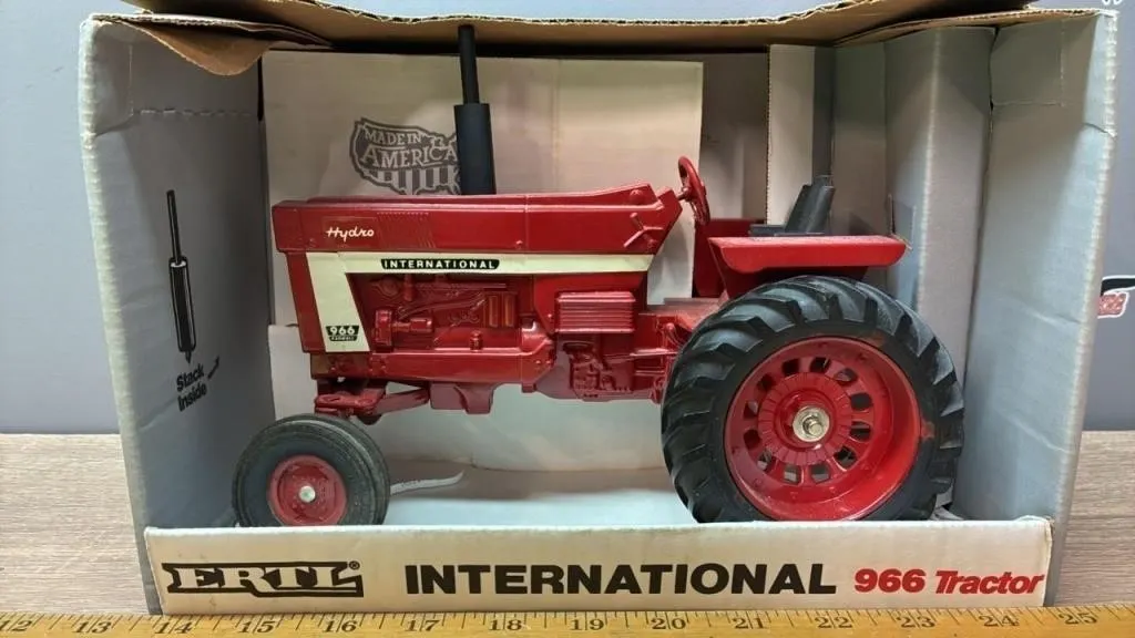 1:16 ERTL International l966 Tractor.