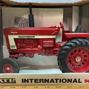 1:16 ERTL International l966 Tractor.
