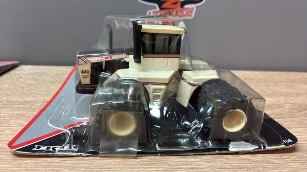 1:64 Big Bud Tractor. *Plastic Partly Detached