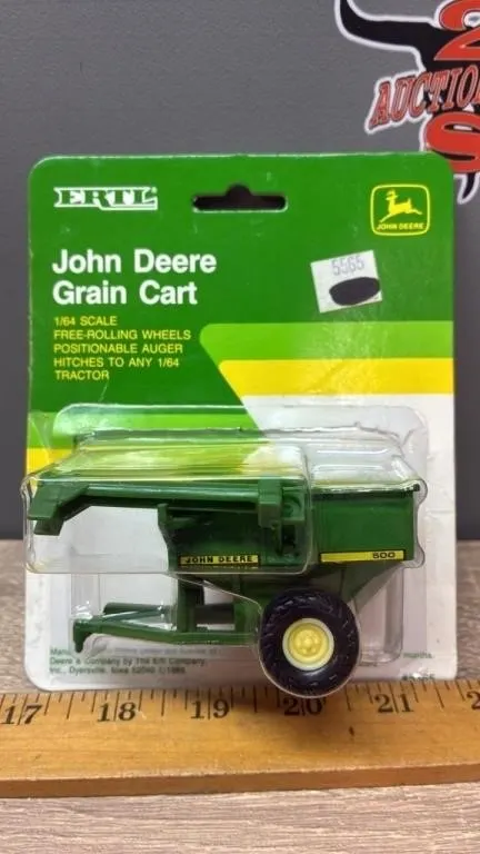 1:64 ERTL John Deere Grain Cart. *Plastic Partly