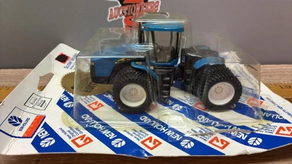 1:64 Scale Models New Holland TJ480 Tractor.
