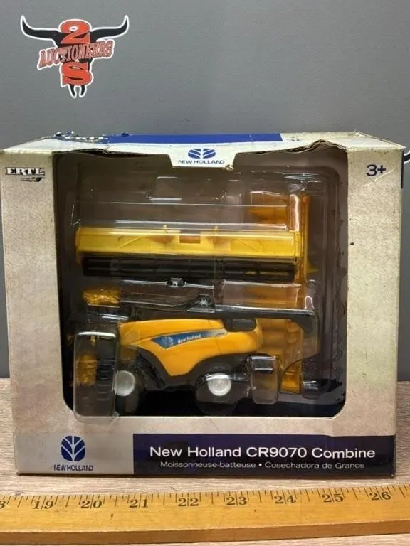 1:64 ERTL Britains New Holland CR9070 Combine.