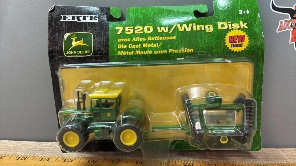 1:64 ERTL John Deere 7520 Tractor w/Wing Disc.