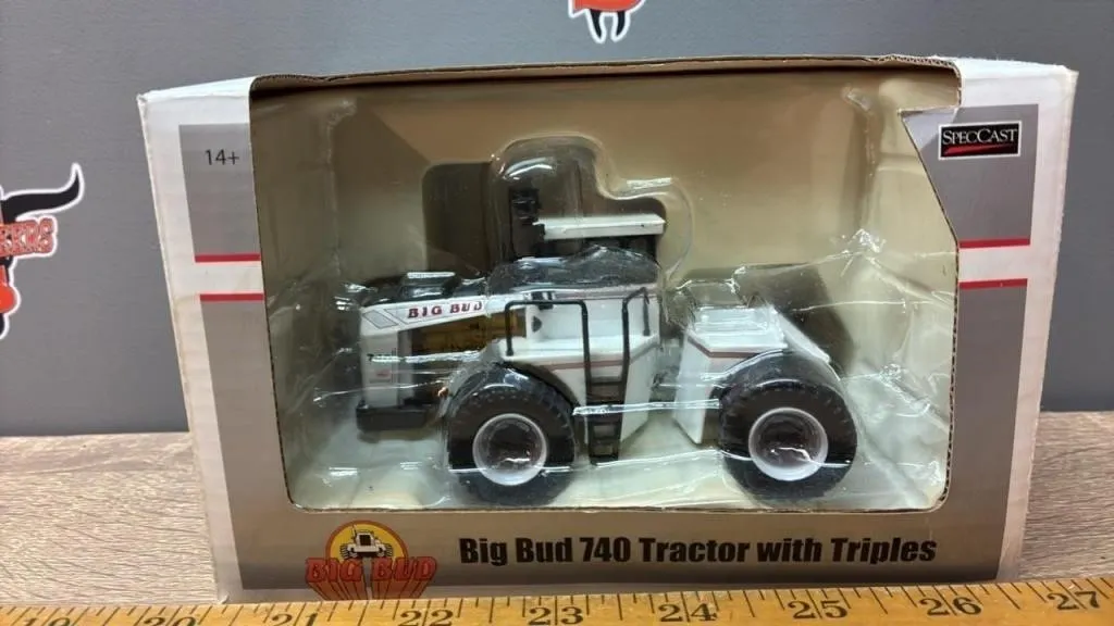 1:64 SpecCast Big Bud 740 Tractor.