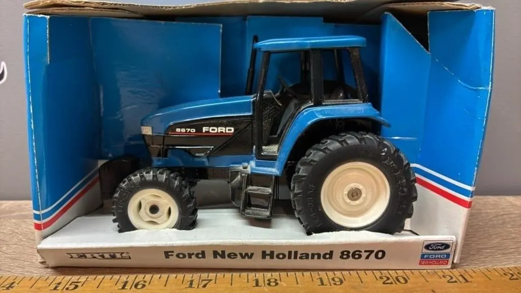 1:32 ERTL Ford New Holland 8670 Tractor.