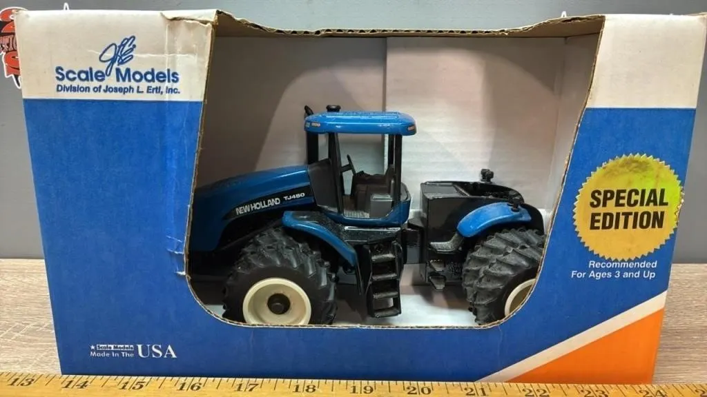 1:32 Scale Models New Holland TJ450 Tractor.