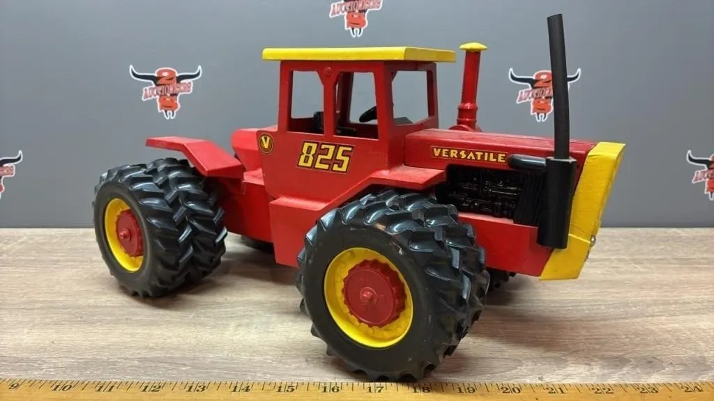 1:16 Scale Models Versatile 825 Tractor.