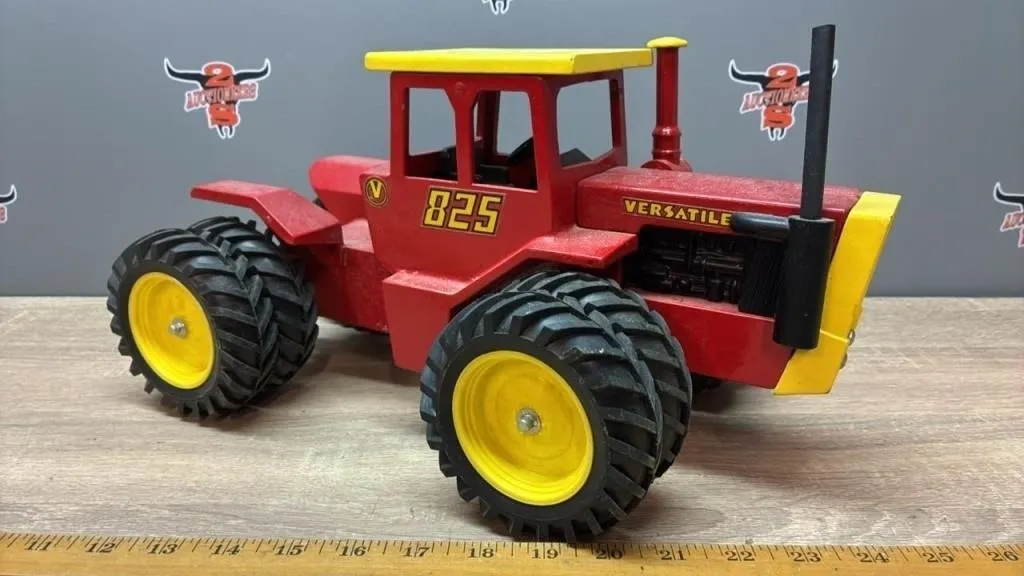 1:16 Scale Models Versatile 825 Tractor.