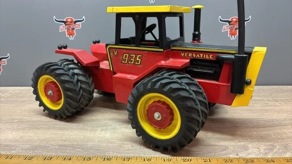 1:16 Scale Models Versatile 935 Tractor.