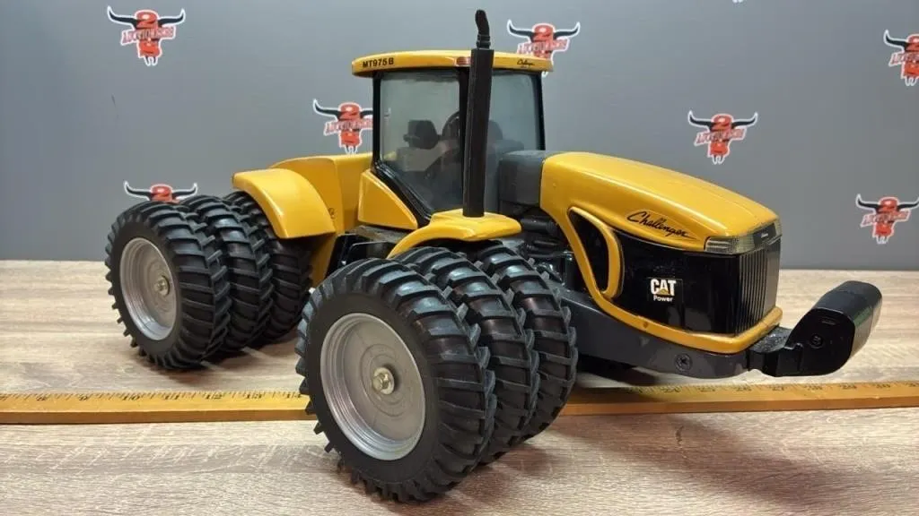 1:16 CAT Challenger MT975B Tractor. Heavy!