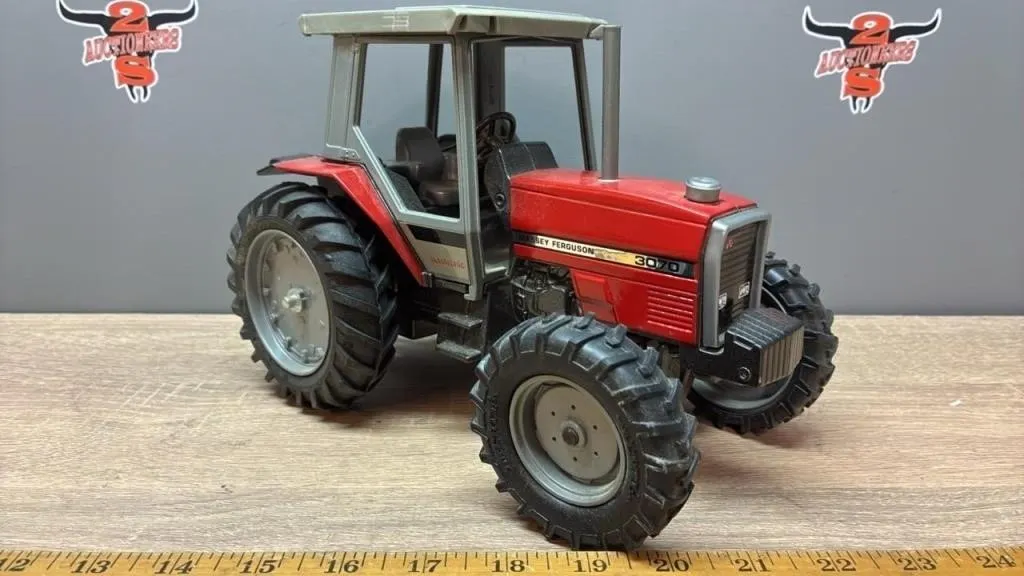 1:16 ERTL Massey Ferguson 3070 Tractor.
