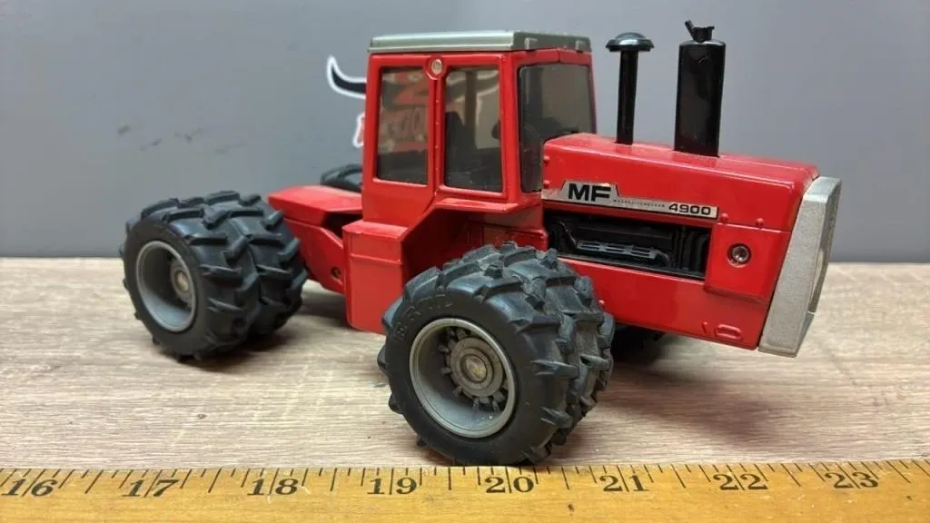 1:32? ERTL Massey Ferguson 4900 Tractor.