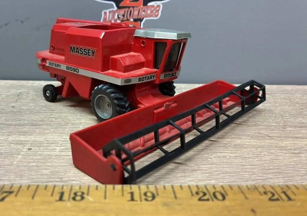 1:64 Massey Ferguson Rotary 8590 Combine.