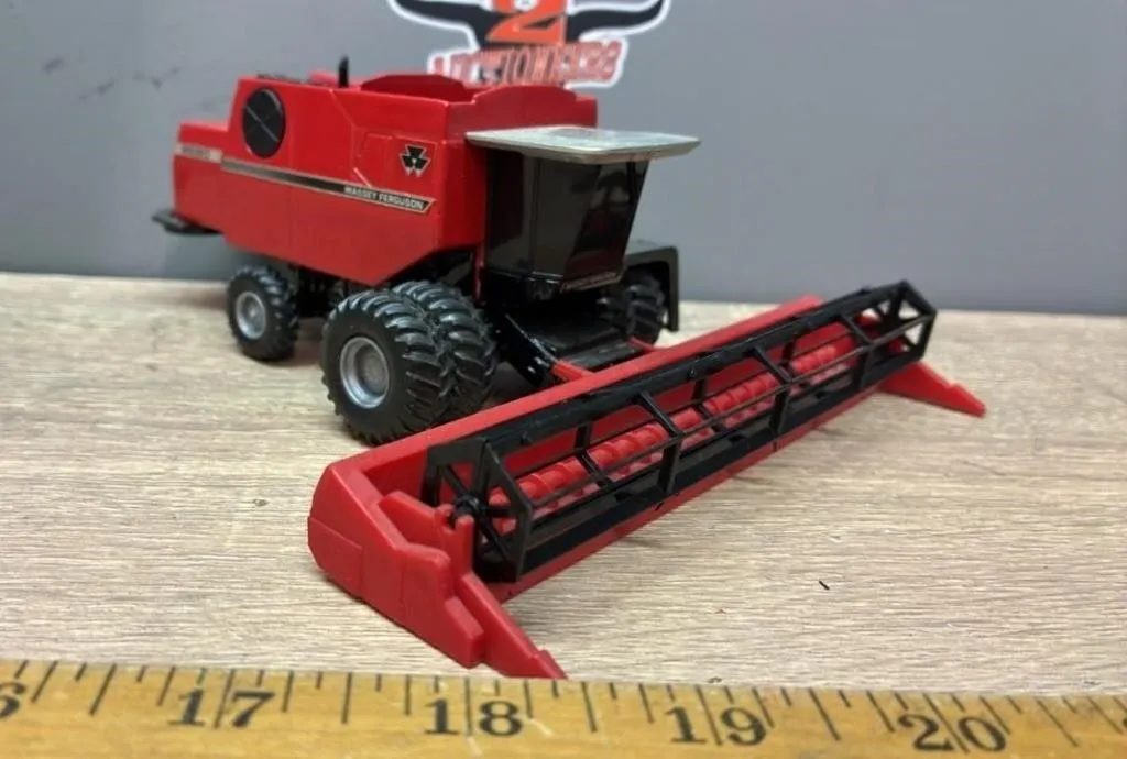 1:64 ERTL Massey Ferugson 8680 Combine.