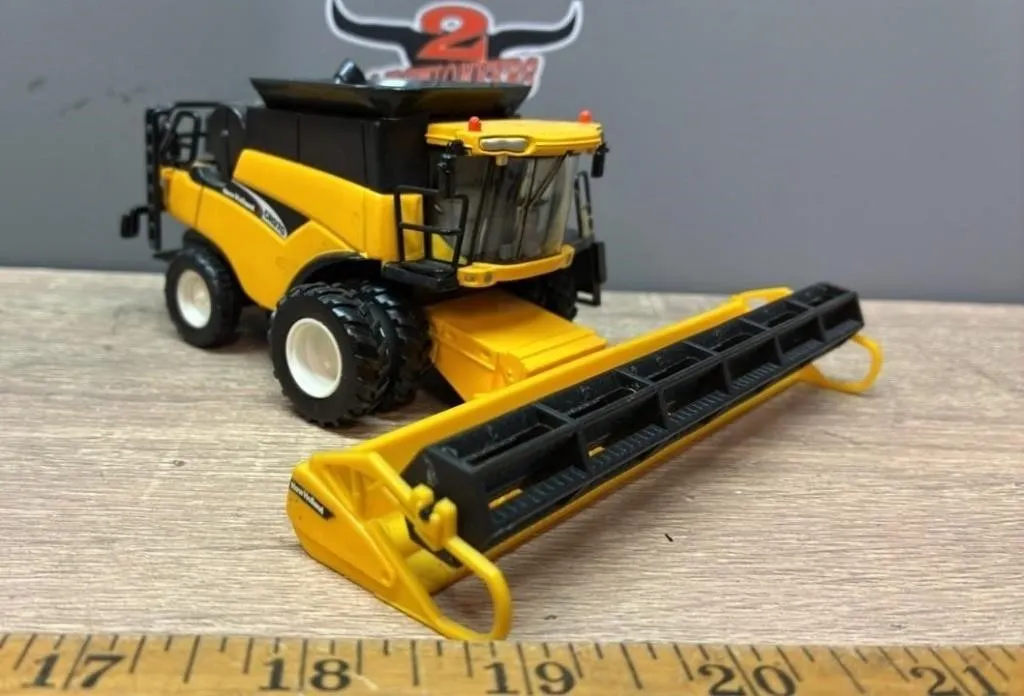 1:64 ERTL New Holland CR970 Combine.