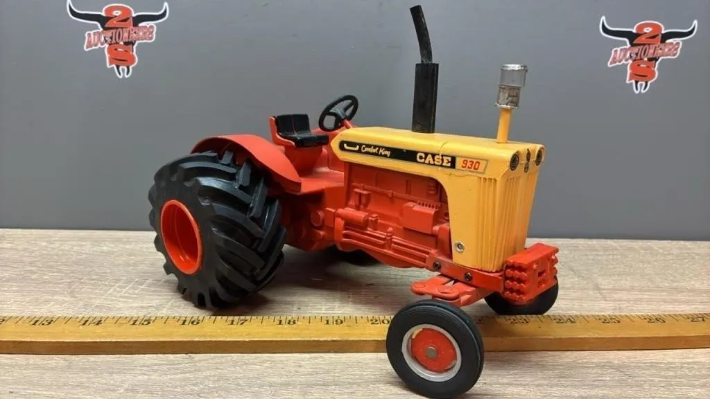 1:16 ERTL CASE 930 Comfort King Tractor.