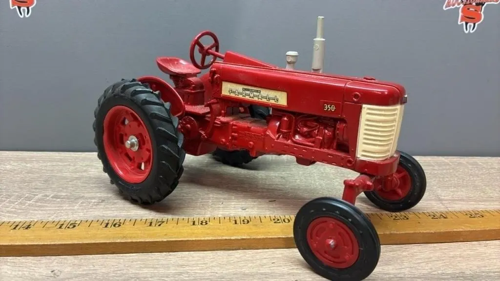 1:16 ERTL McCormick Farmall 350 Tractor.