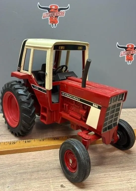 1:16 ERTL International 886 Tractor. Repainted