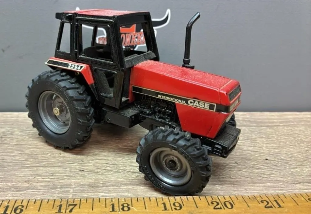 1:64 ERTL International 2294 Tractor.