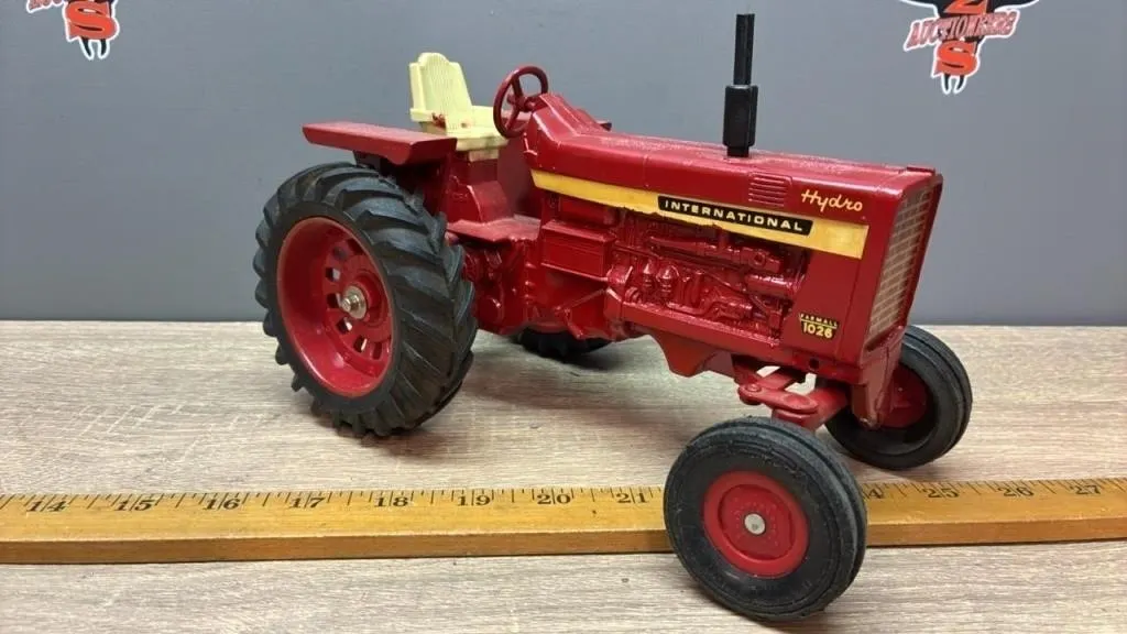 1:16 International 1026 Hydro Tractor.