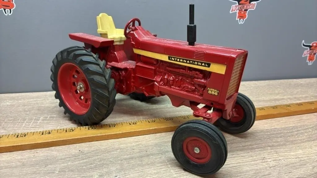 1:16 International Farmall 856 Tractor.
