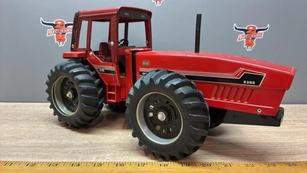 1:16 International 6388 Long Nose Tractor.