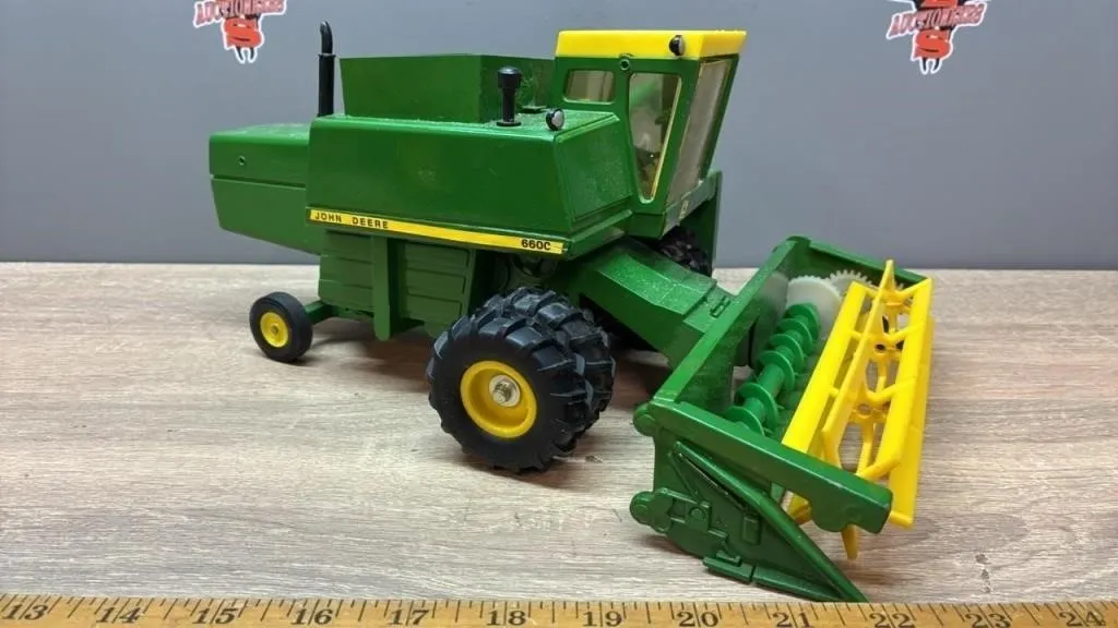 1:16 ERTL John Deere 6600 Combine.