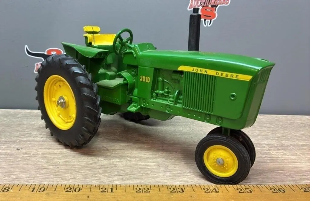 1:16 John Deere 3010 NF Tractor.