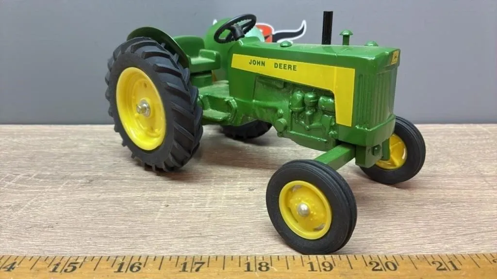 1:16 John Deere Tractor.