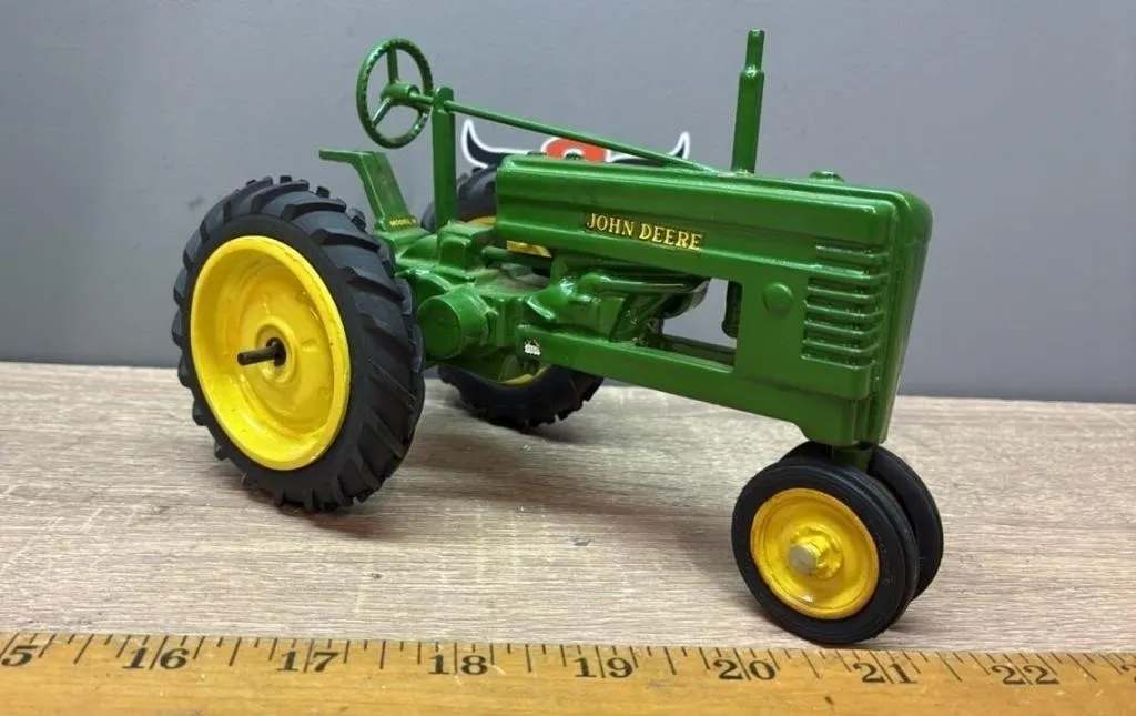 1:16 John Deere NF Tractor. Missing Seat.