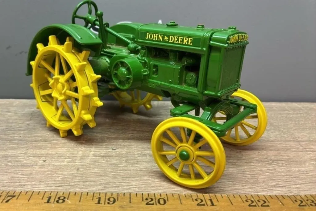 1:16 ERTL John Deere Tractorw/Steel Wheels.