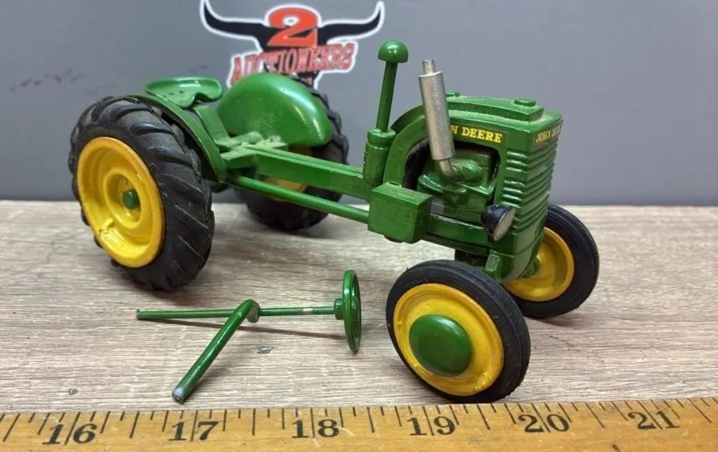 1:16 John Deere Tractor. Requires Repair. Missing