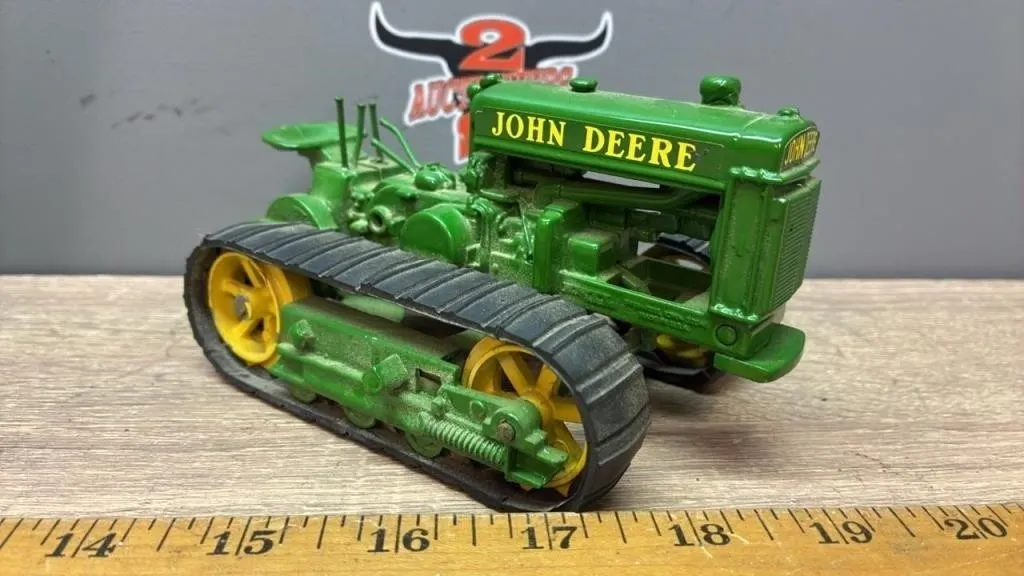 1:16 ERTL John Deere Crawler Tractor.